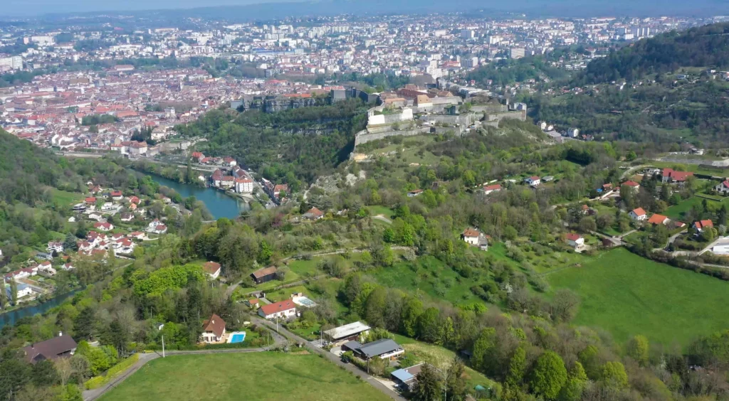Vue drone de Besançon